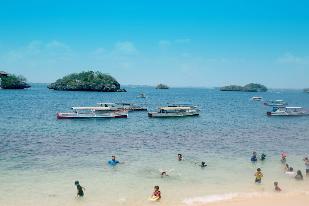 Visit hundred islands in the Philippines